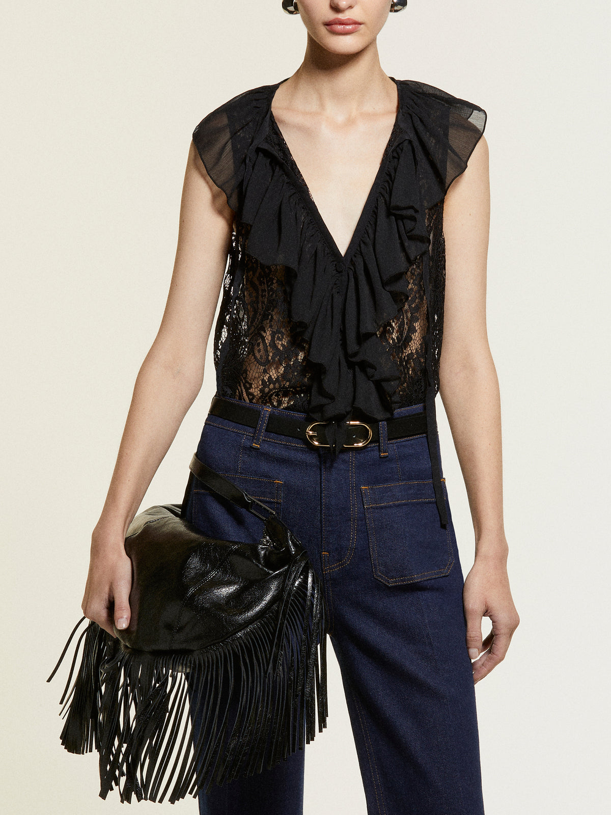 Top in pizzo con jabot
