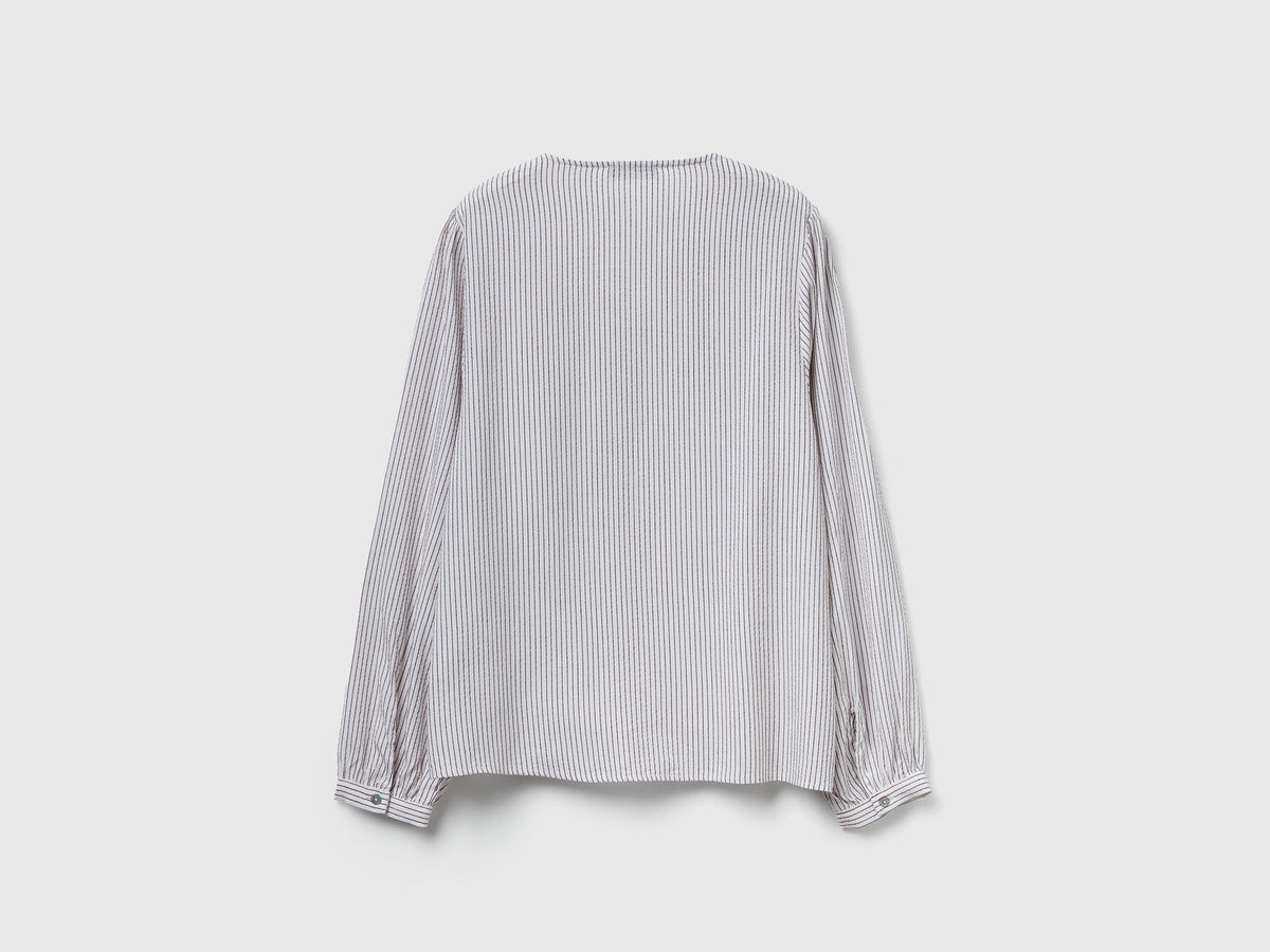 Camicia a righe con scollo a V