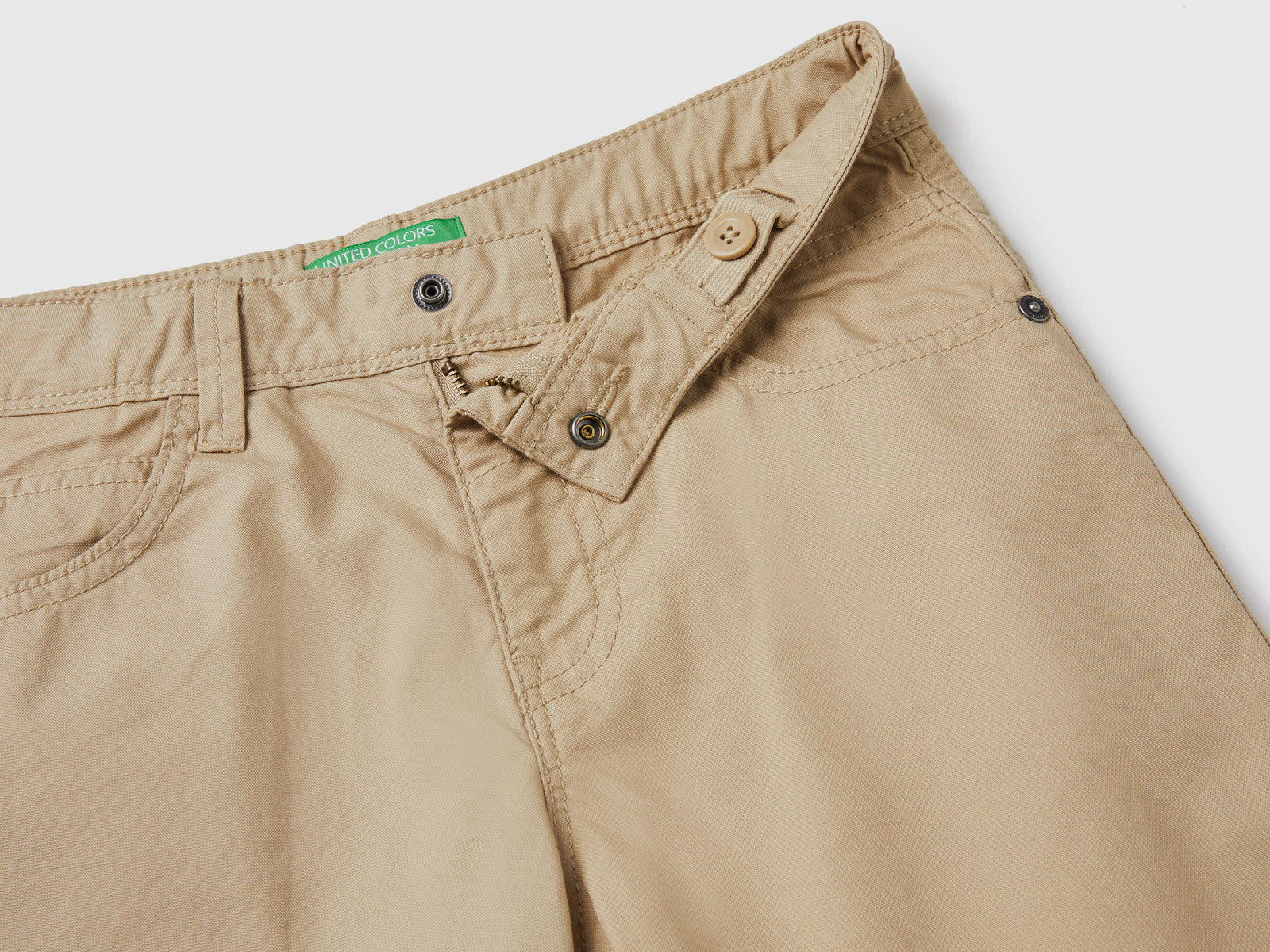 Pantaloni corti cinque tasche in tessuto leggero di puro cotone da bambino beige 3 | Benetton Outlet