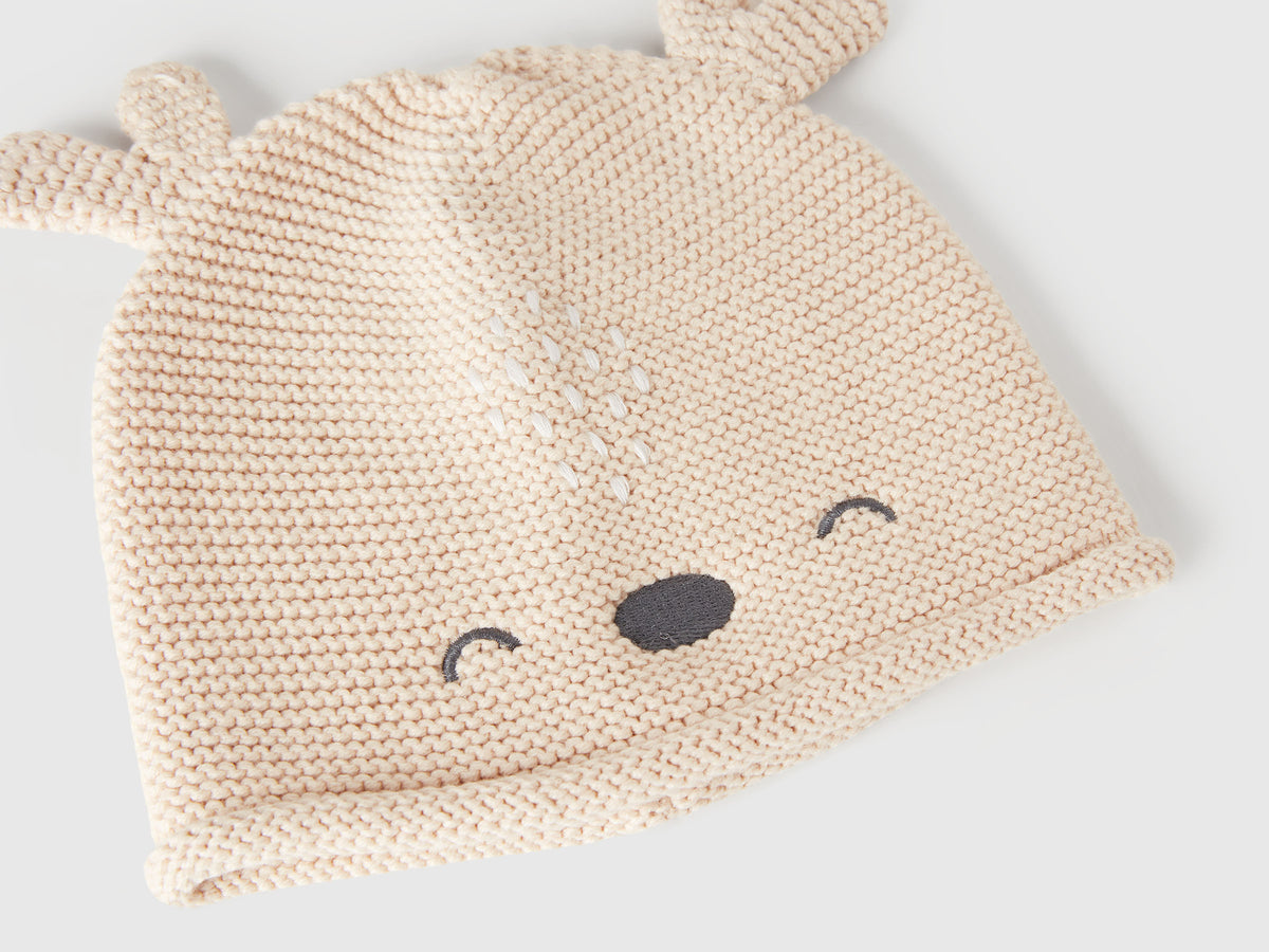 Cappellino crochet con applicazioni