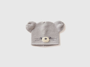 Cappellino crochet con applicazioni