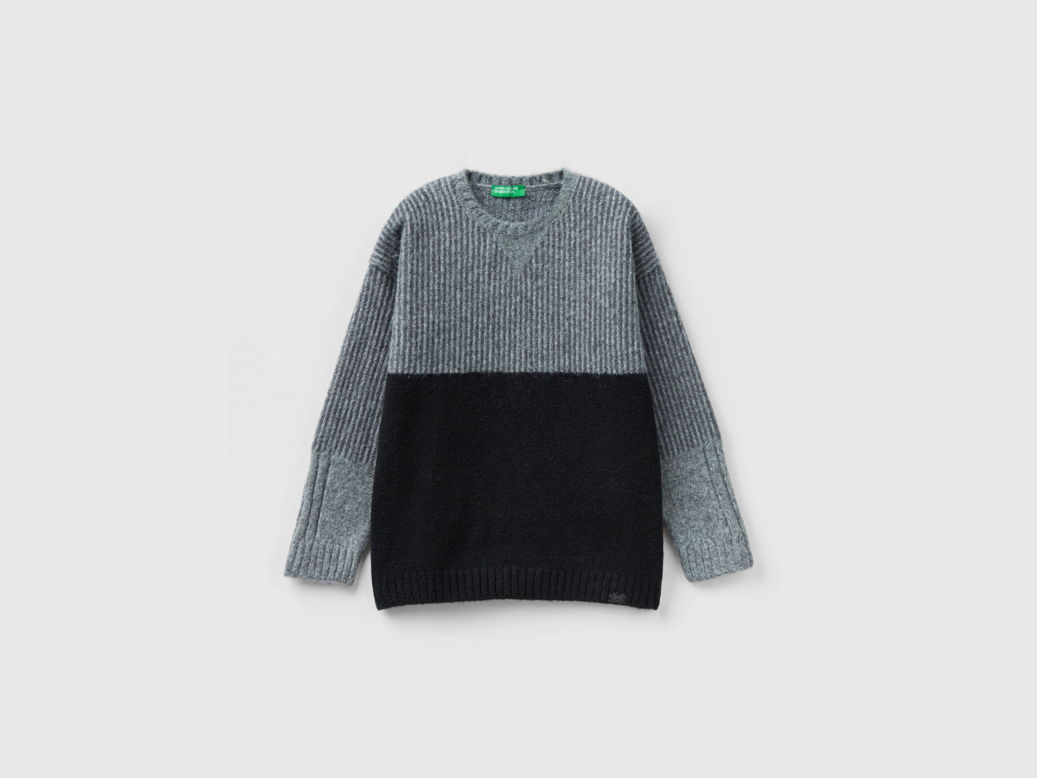 Maglia in ciniglia regular fit da bambino nero | Benetton Outlet