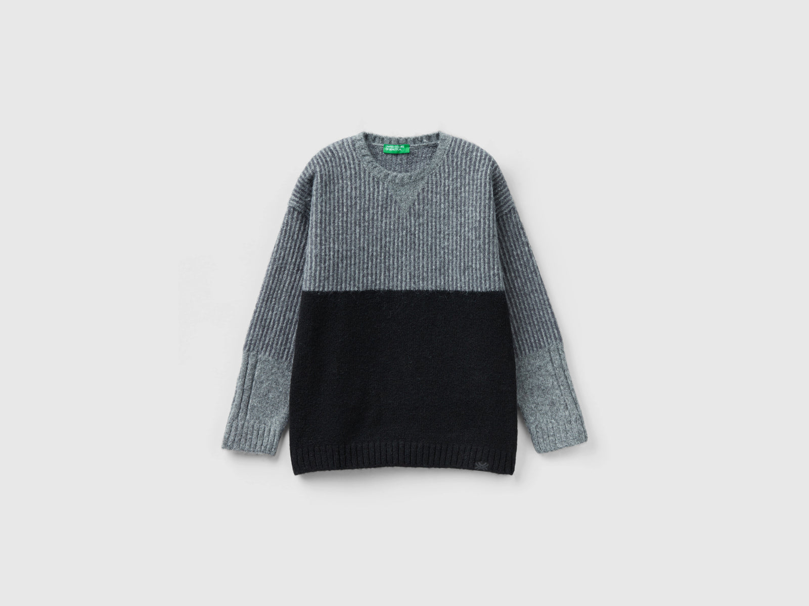 Maglia in ciniglia regular fit da bambino nero | Benetton Outlet