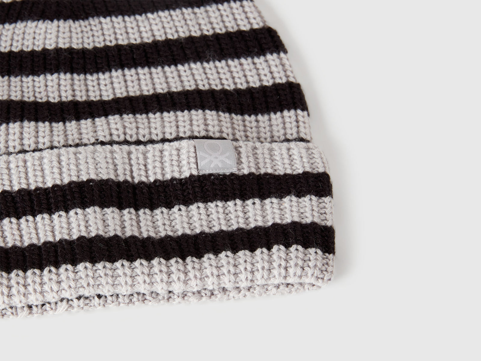 Cappellino in maglia a righe da bambino grigio chiaro 3 | Benetton Outlet