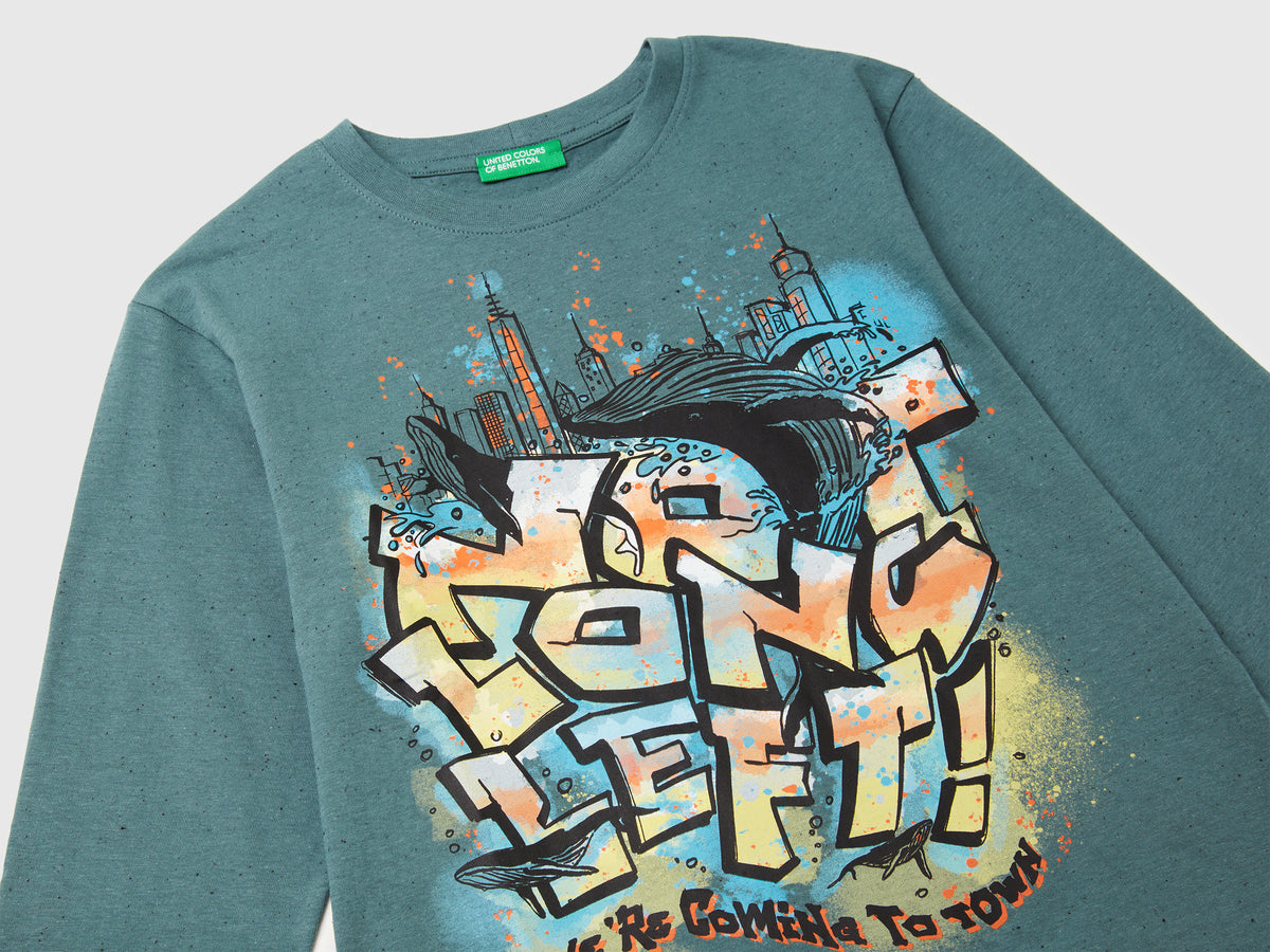 T-shirt con stampa graffiti