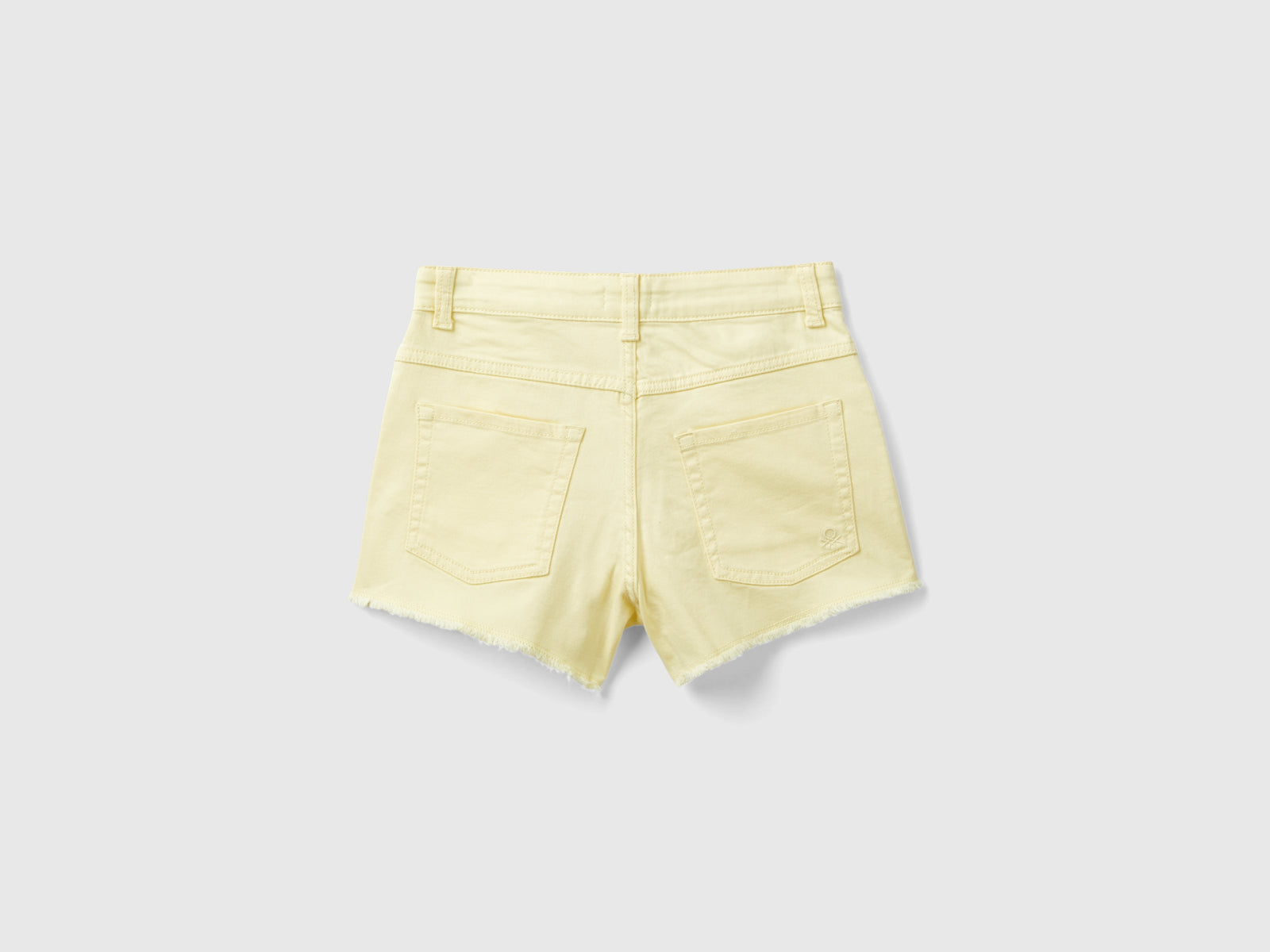 Shorts sfrangiati in cotone stretch da bambina giallo 2 | Benetton Outlet
