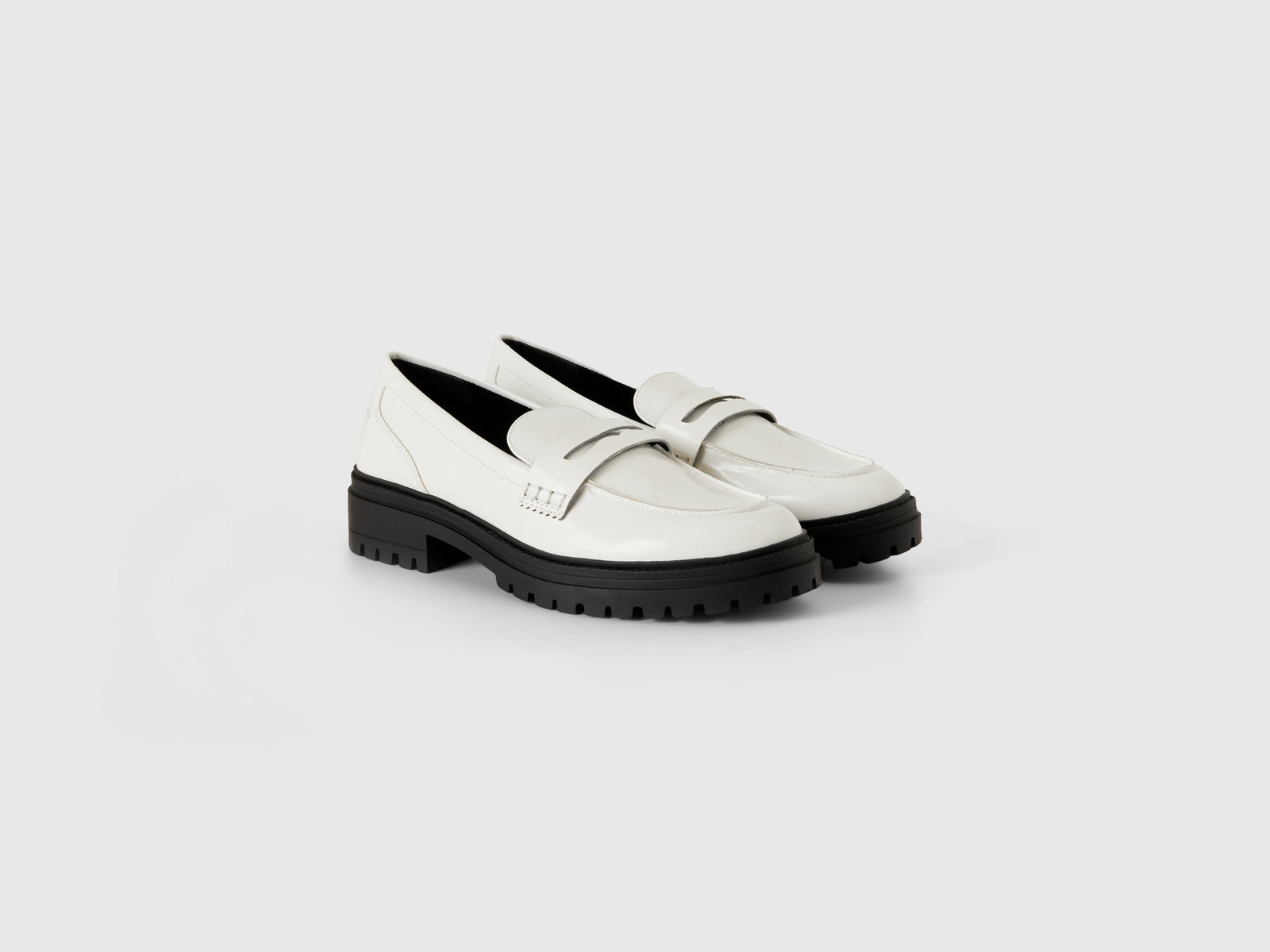 Mocassini in tessuto spalmato lucido da donna bianco panna 3 | Benetton Outlet