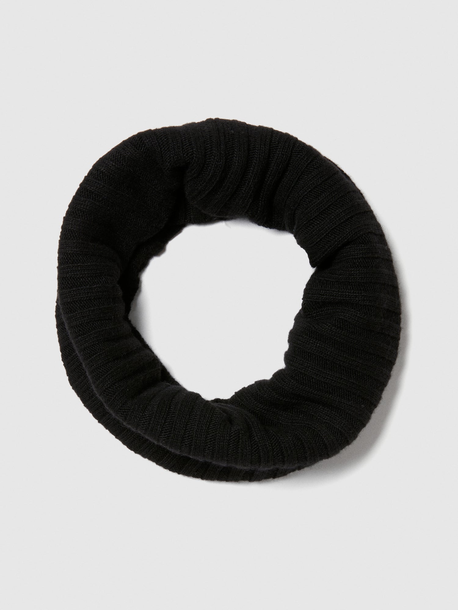 Collo in maglia da uomo nero | Sisley Outlet
