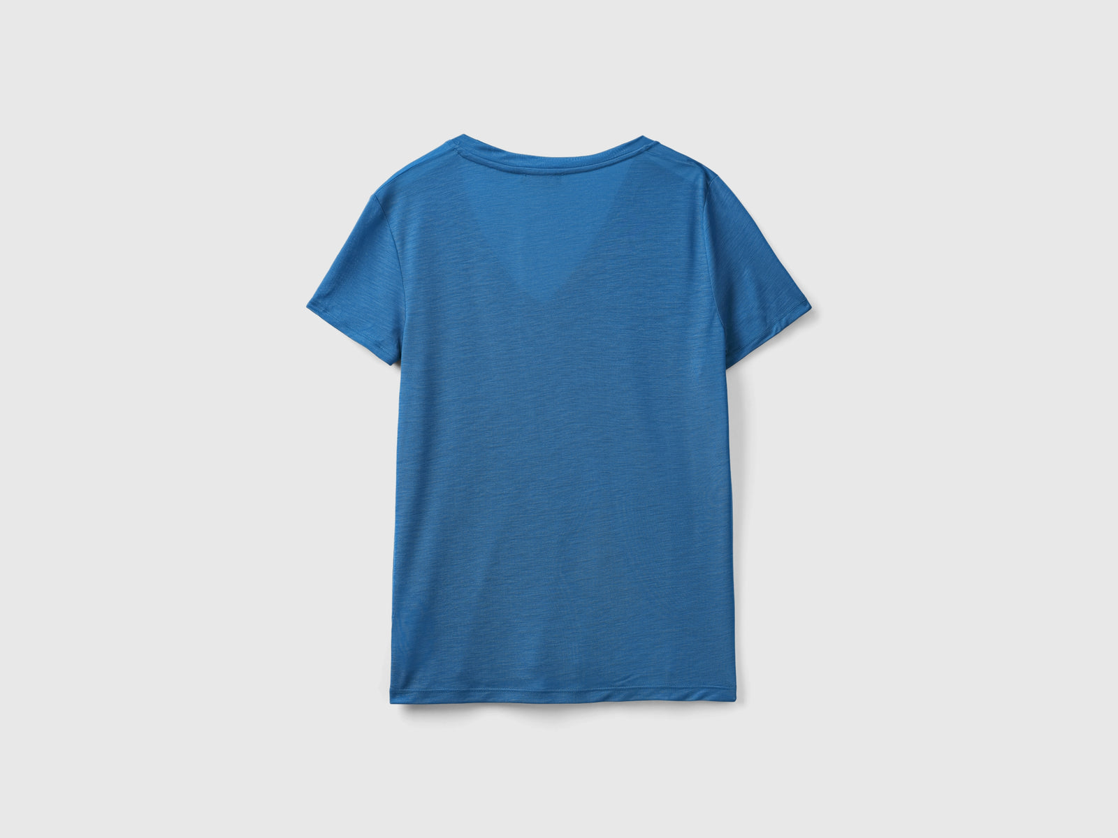 T-shirt scollo a V in viscosa da donna avio 2 | Benetton Outlet