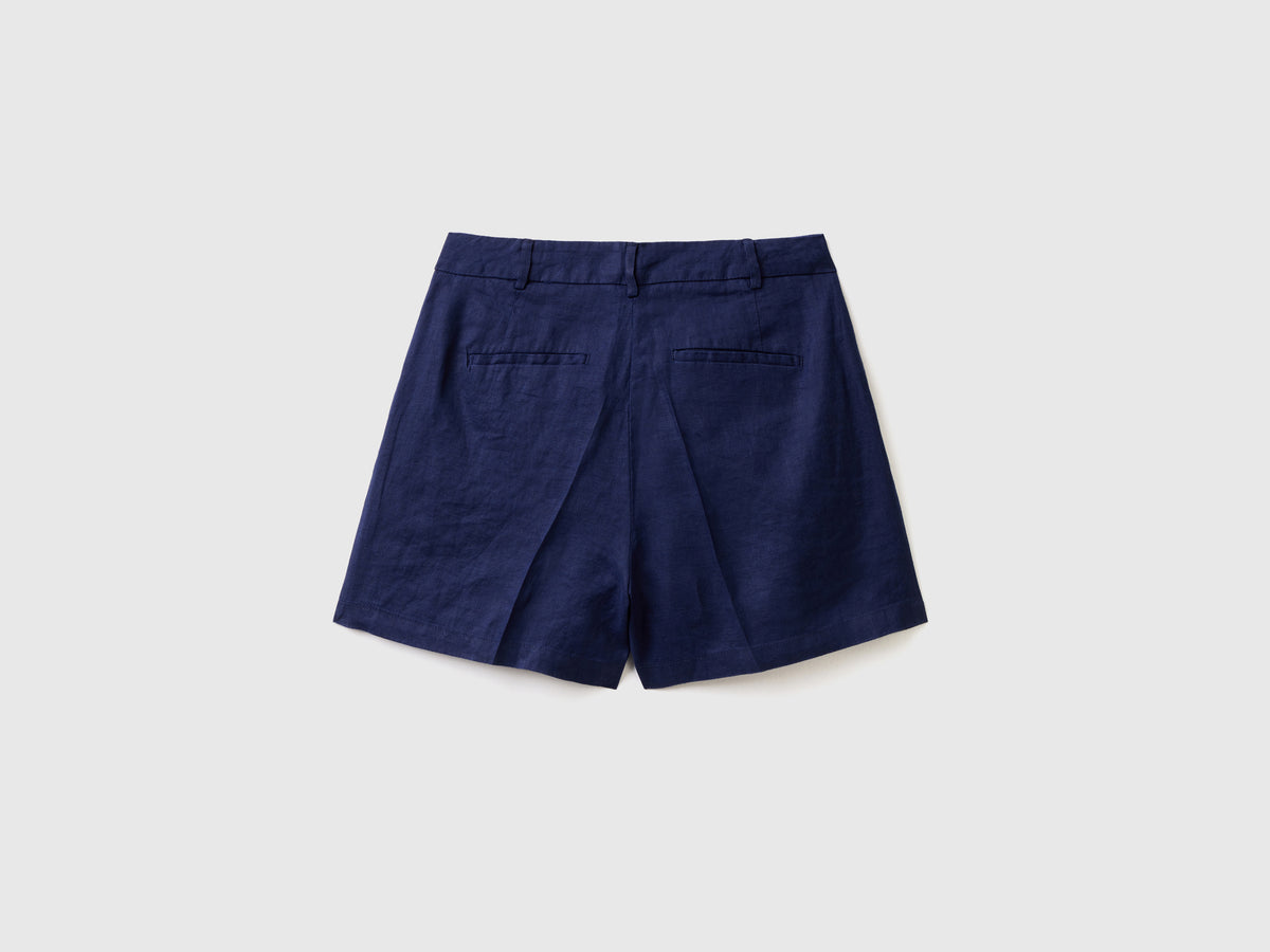 Pantaloni corti con lunghezza a metà coscia e piega frontale