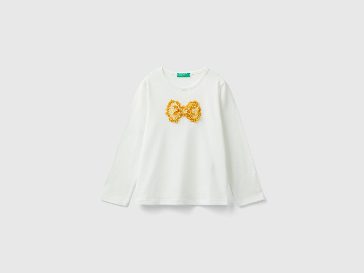 T-shirt con applicazione effetto petali