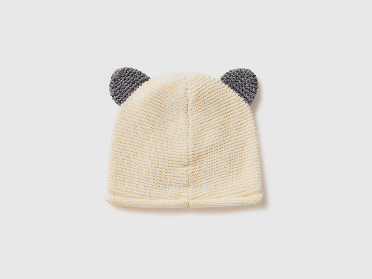Cappellino crochet con applicazioni