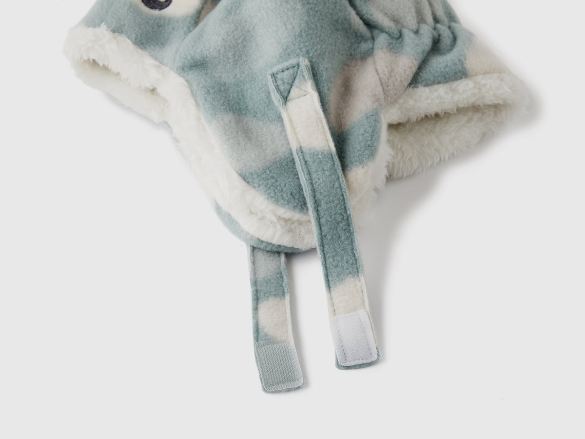 Cappello con paraorecchie e stampa nuvole