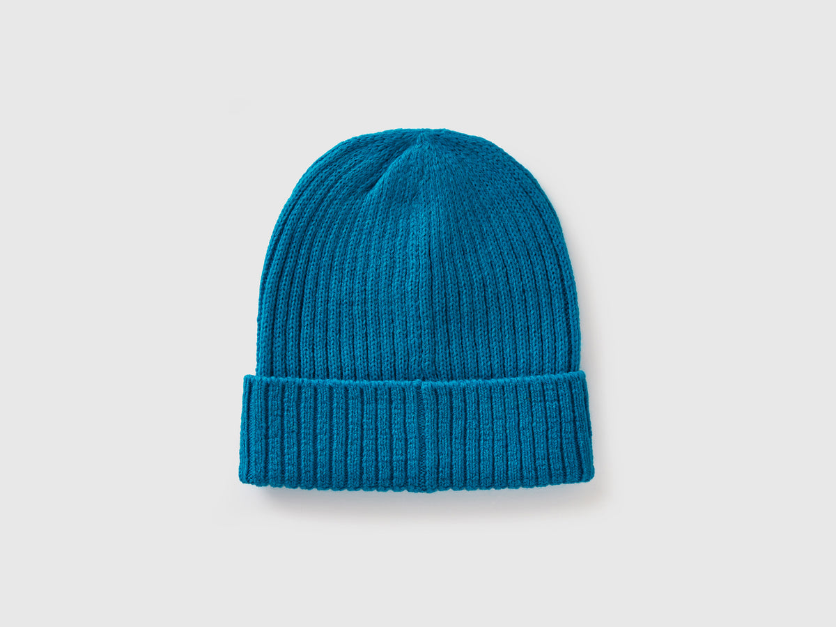 Berretto azzurro fluo con ricamo