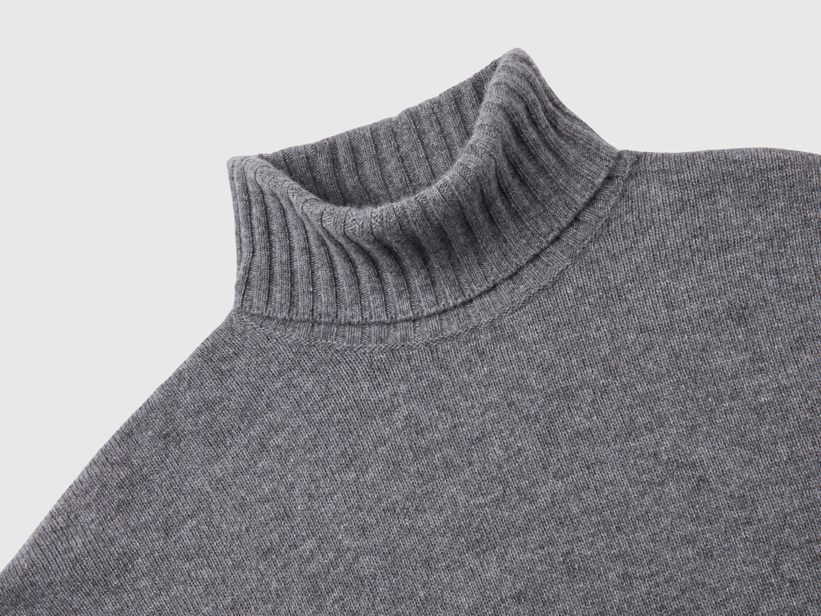Dolcevita con spacchi da donna grigio scuro 3 | Benetton Outlet