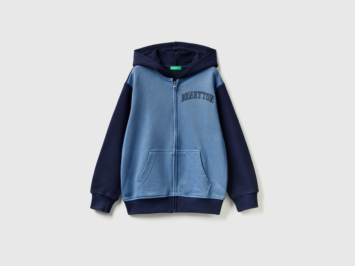Felpa con zip e ricamo logo
