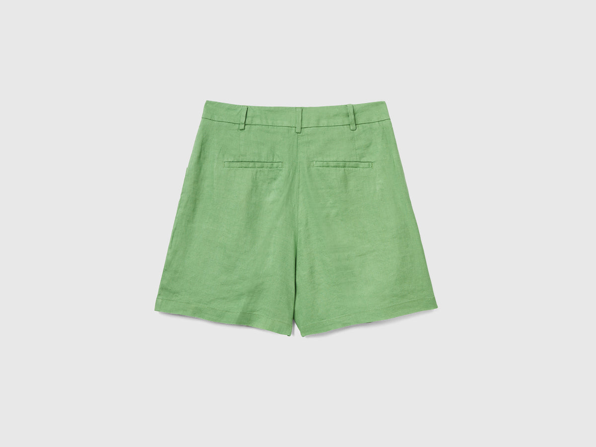 Pantaloni corti con lunghezza a metà coscia e piega frontale