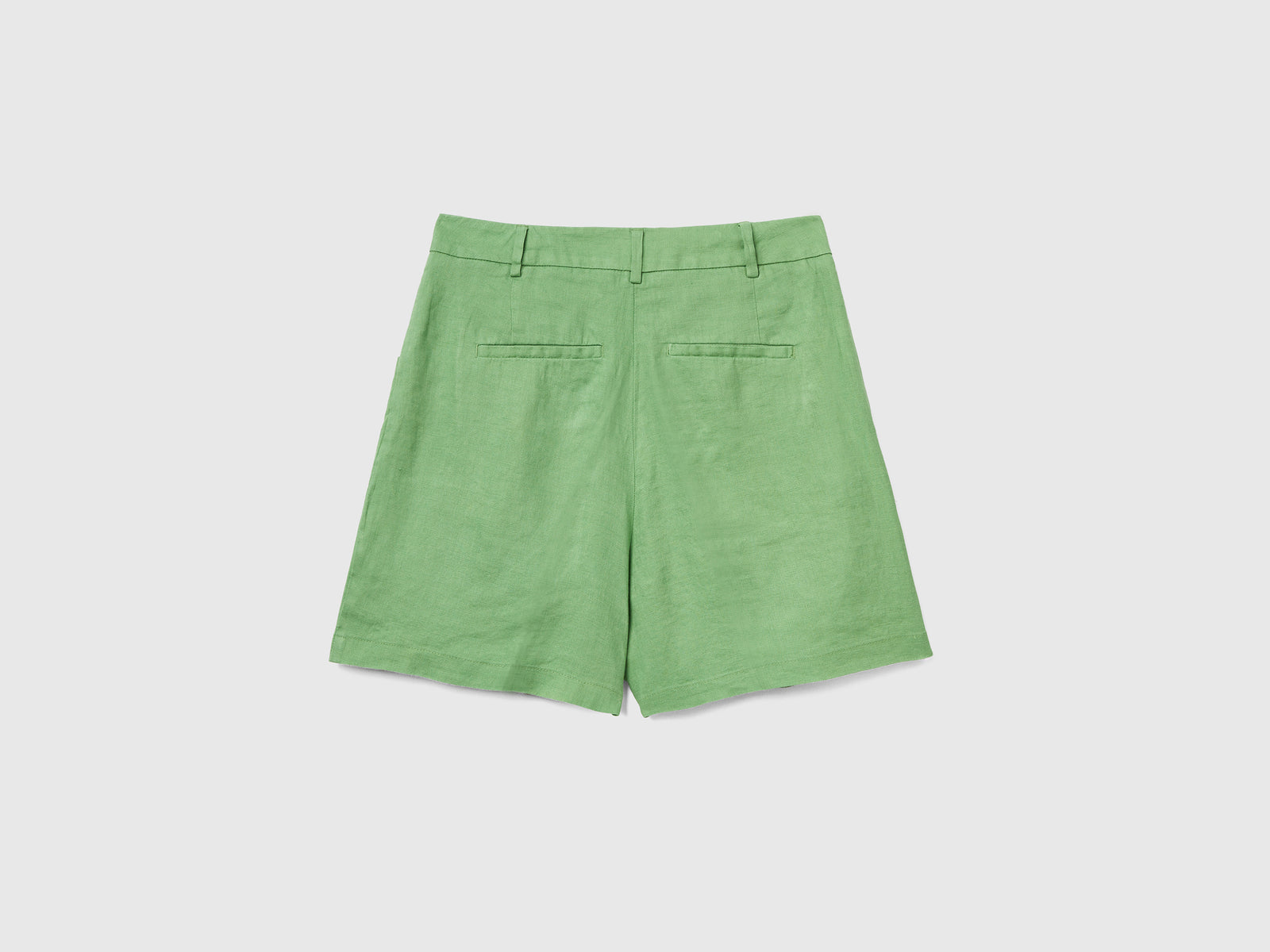 Pantaloni corti con lunghezza a metà coscia e piega frontale da donna verde 2 | Benetton Outlet