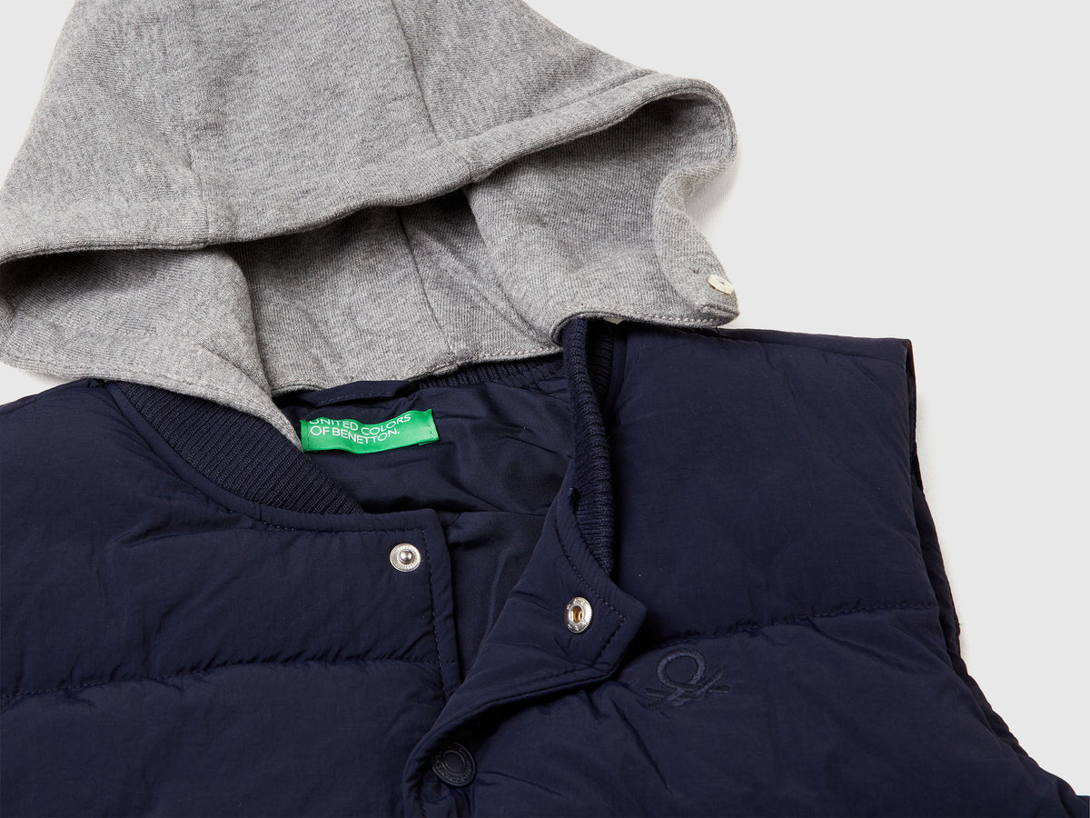 Gilet imbottito con cappuccio staccabile
