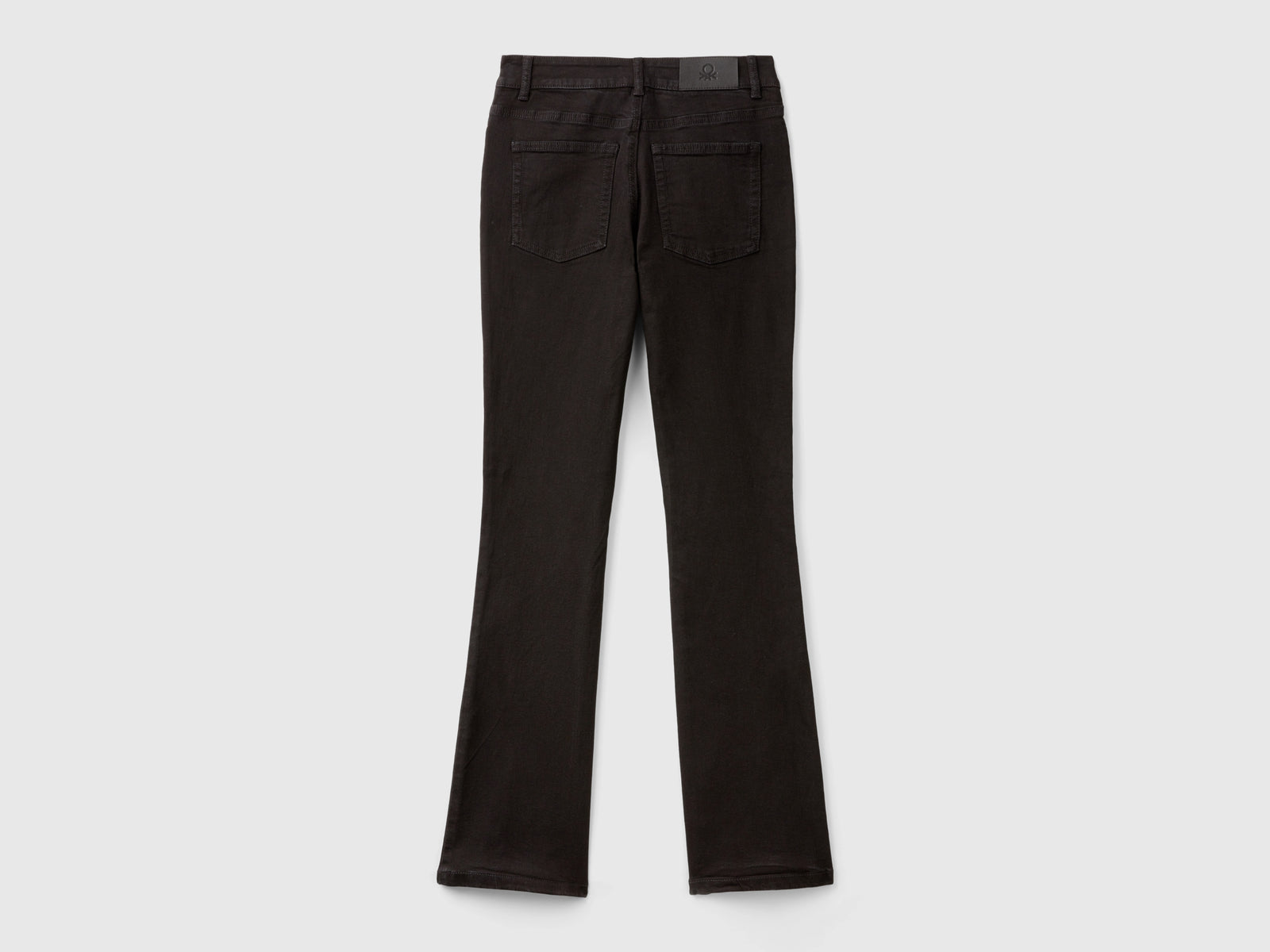 Jeans bootcut in misto cotone riciclato da donna nero 2 | Benetton Outlet
