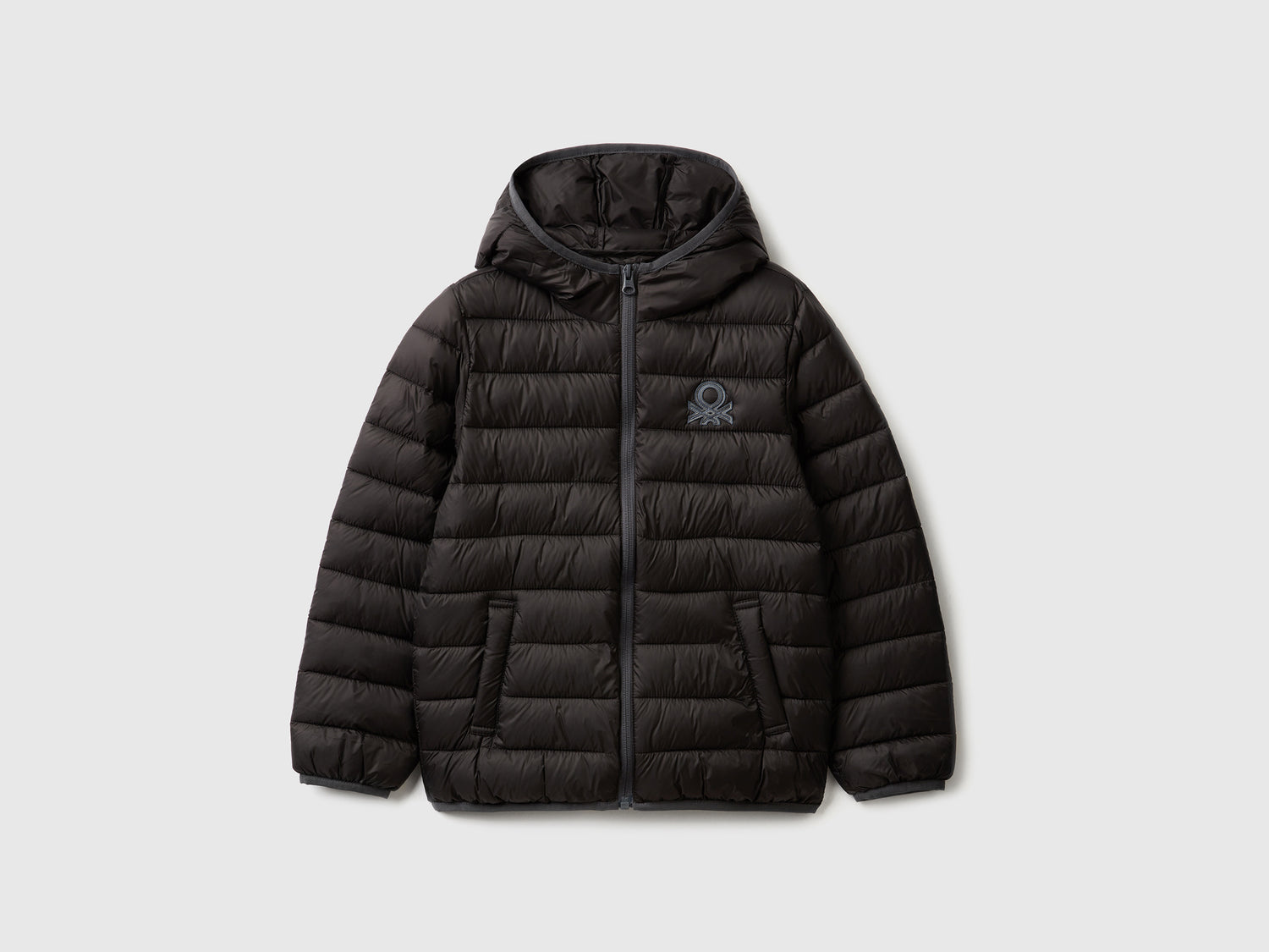 Giubbotto imbottito con cappuccio da bambino nero | Benetton Outlet