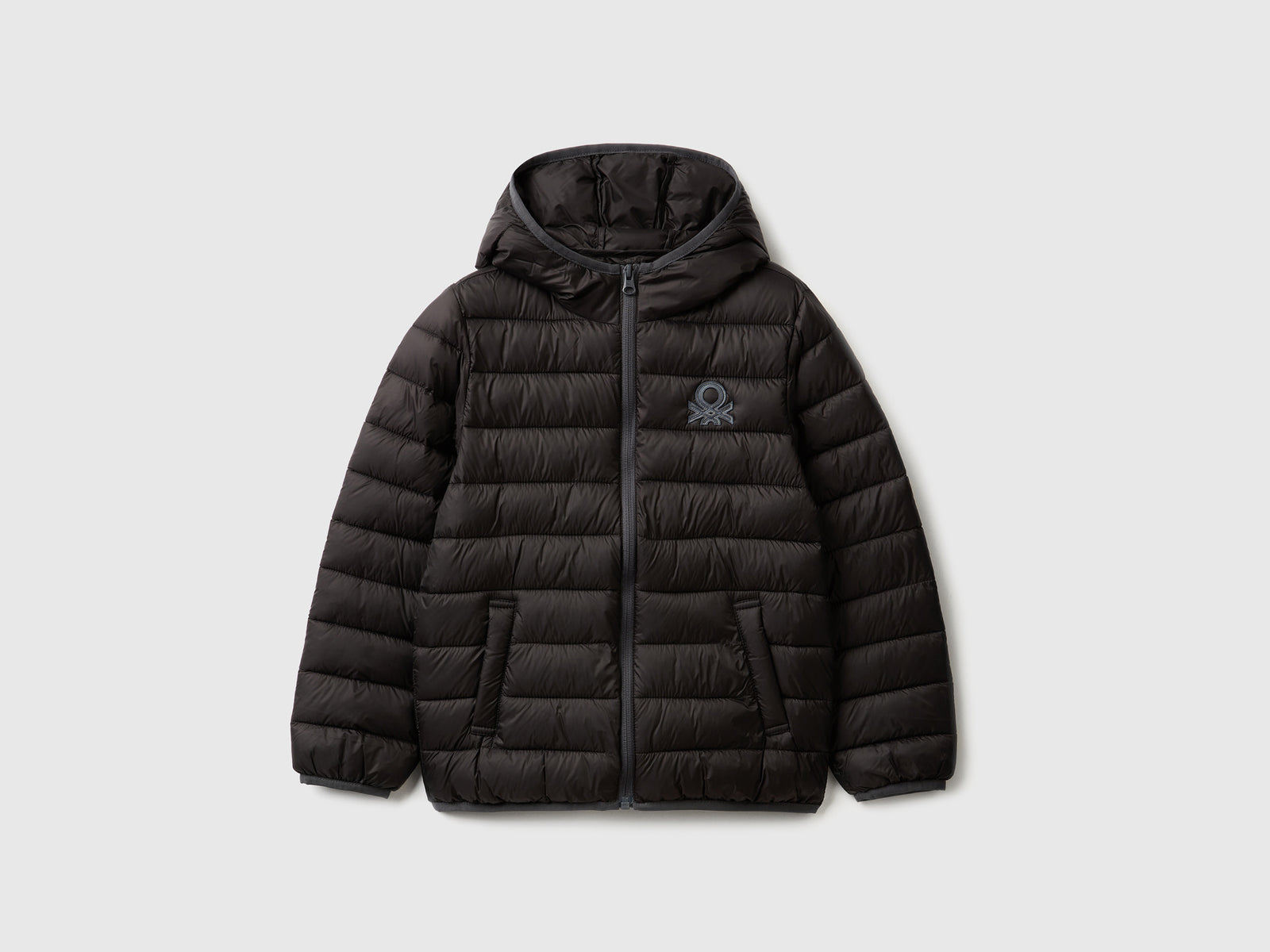 Giubbotto imbottito con cappuccio da bambino nero | Benetton Outlet