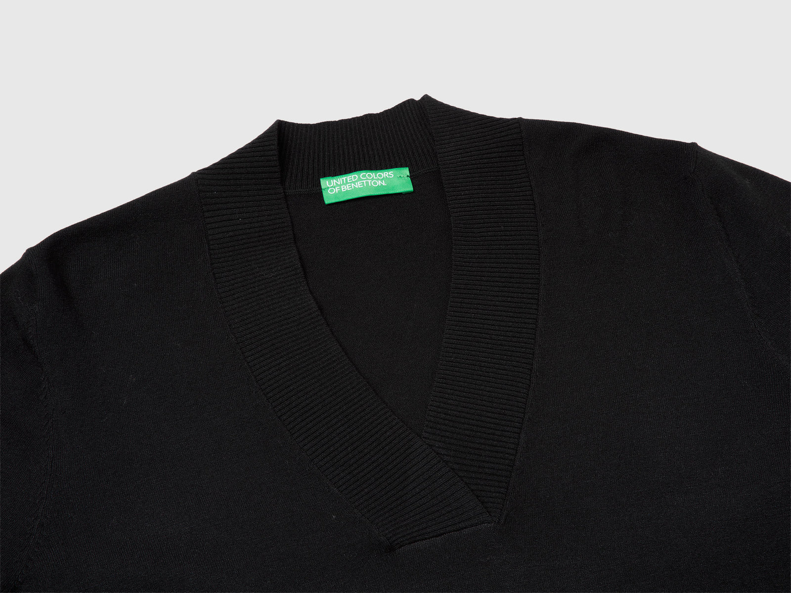 Maglia con scollo a V da donna nero 3 | Benetton Outlet