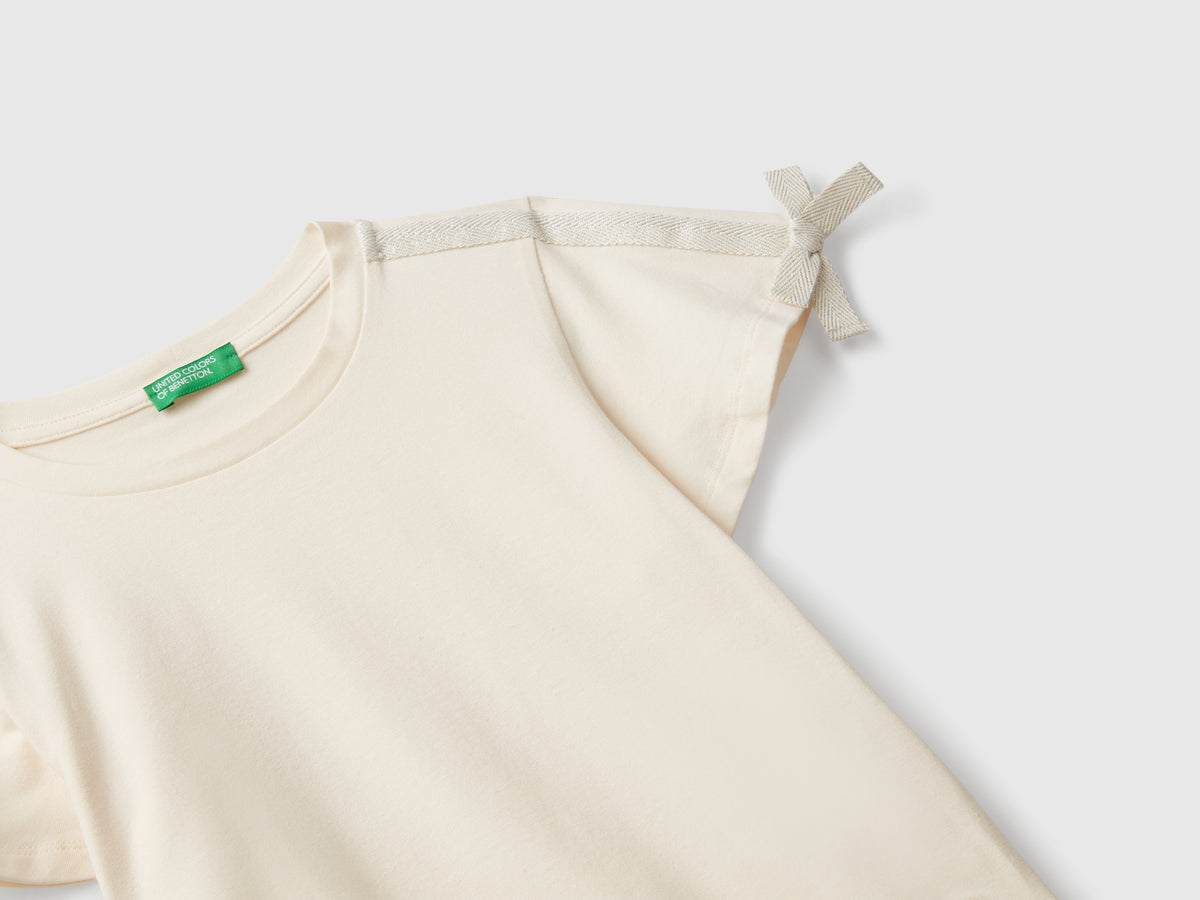 T-shirt con fiocchetti