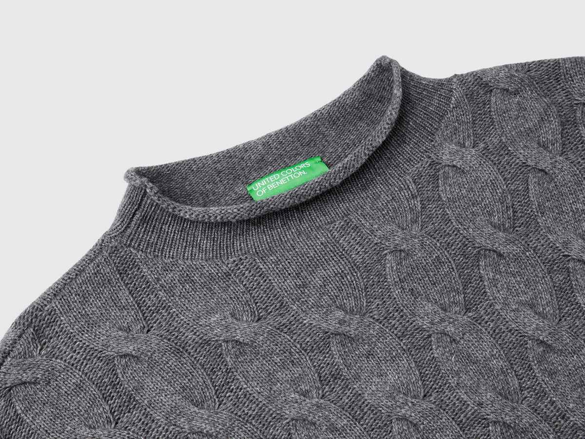 Maglia con lavorazione a trecce