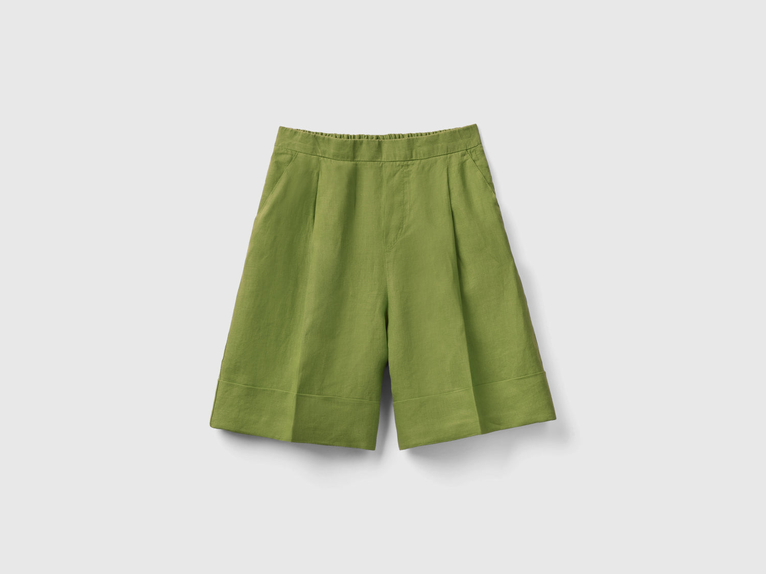 Pantaloni corti modello bermuda in puro lino da donna verde | Benetton Outlet