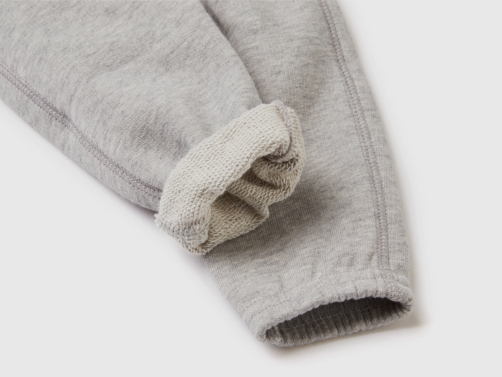 Pantaloni lunghi in felpa di puro cotone da neonato grigio chiaro 3 | Benetton Outlet