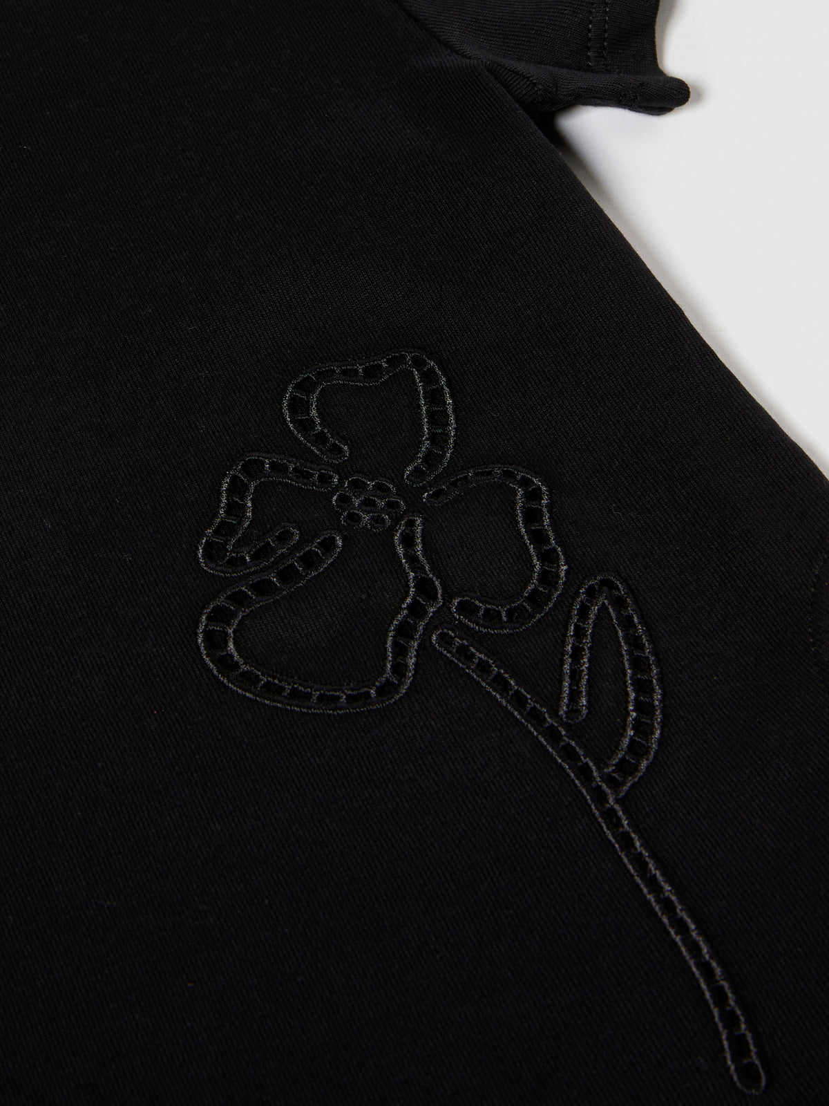 T-shirt con ricamo e cut-out
