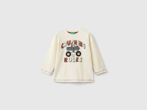 Maglietta con stampa e applicazione