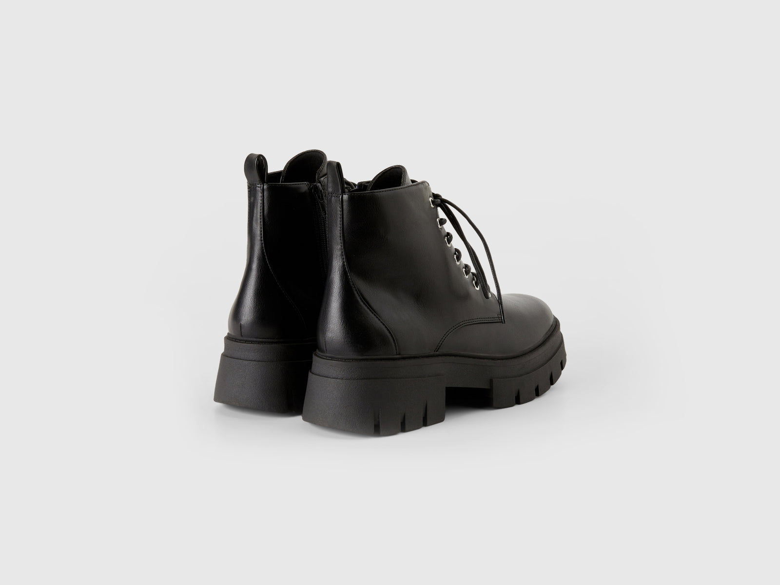 Anfibi stringati da donna nero 2 | Benetton Outlet