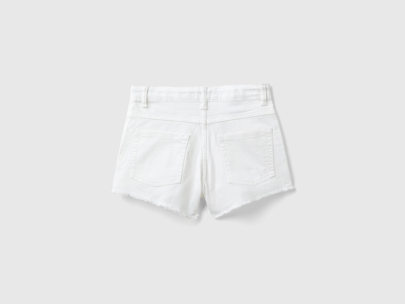 Shorts sfrangiati in cotone stretch da bambina bianco 2 | Benetton Outlet