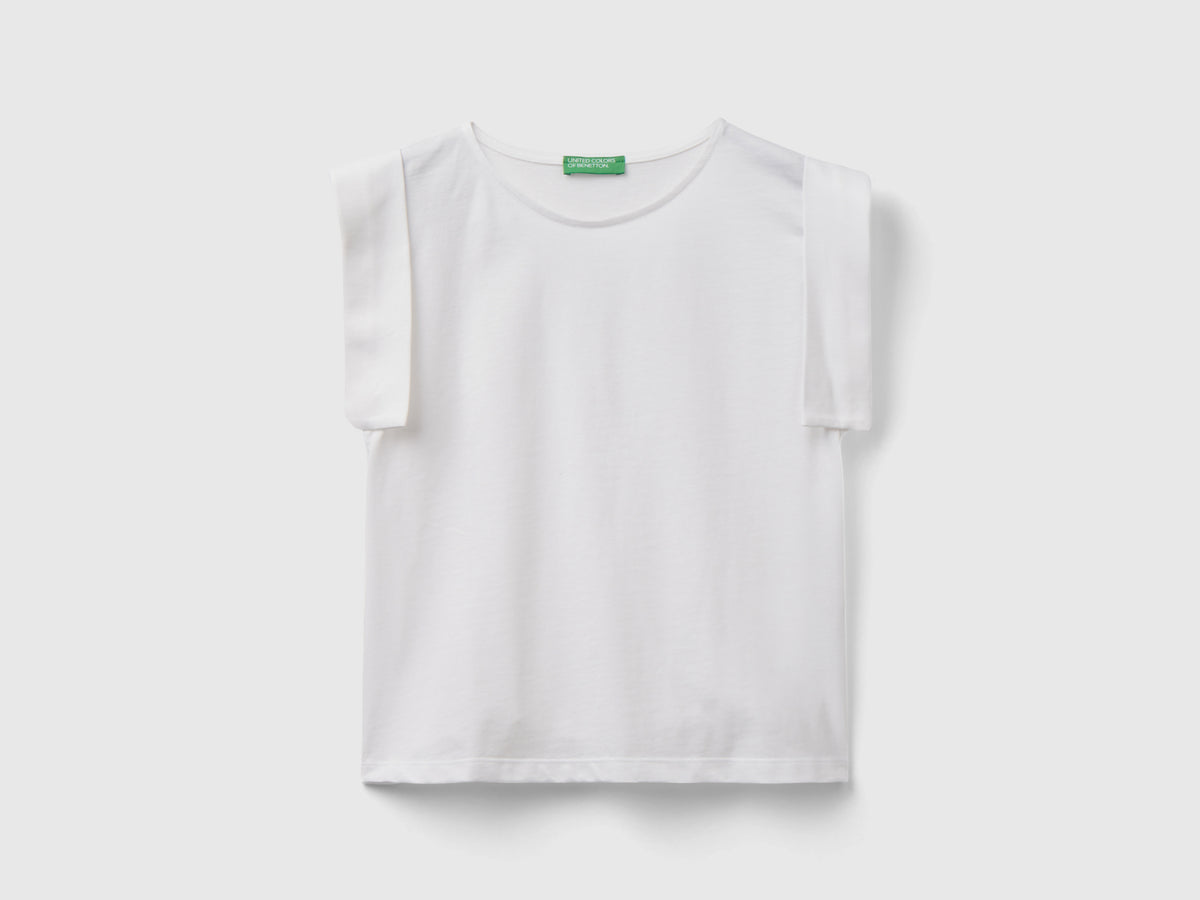 T-shirt con manica ad angelo