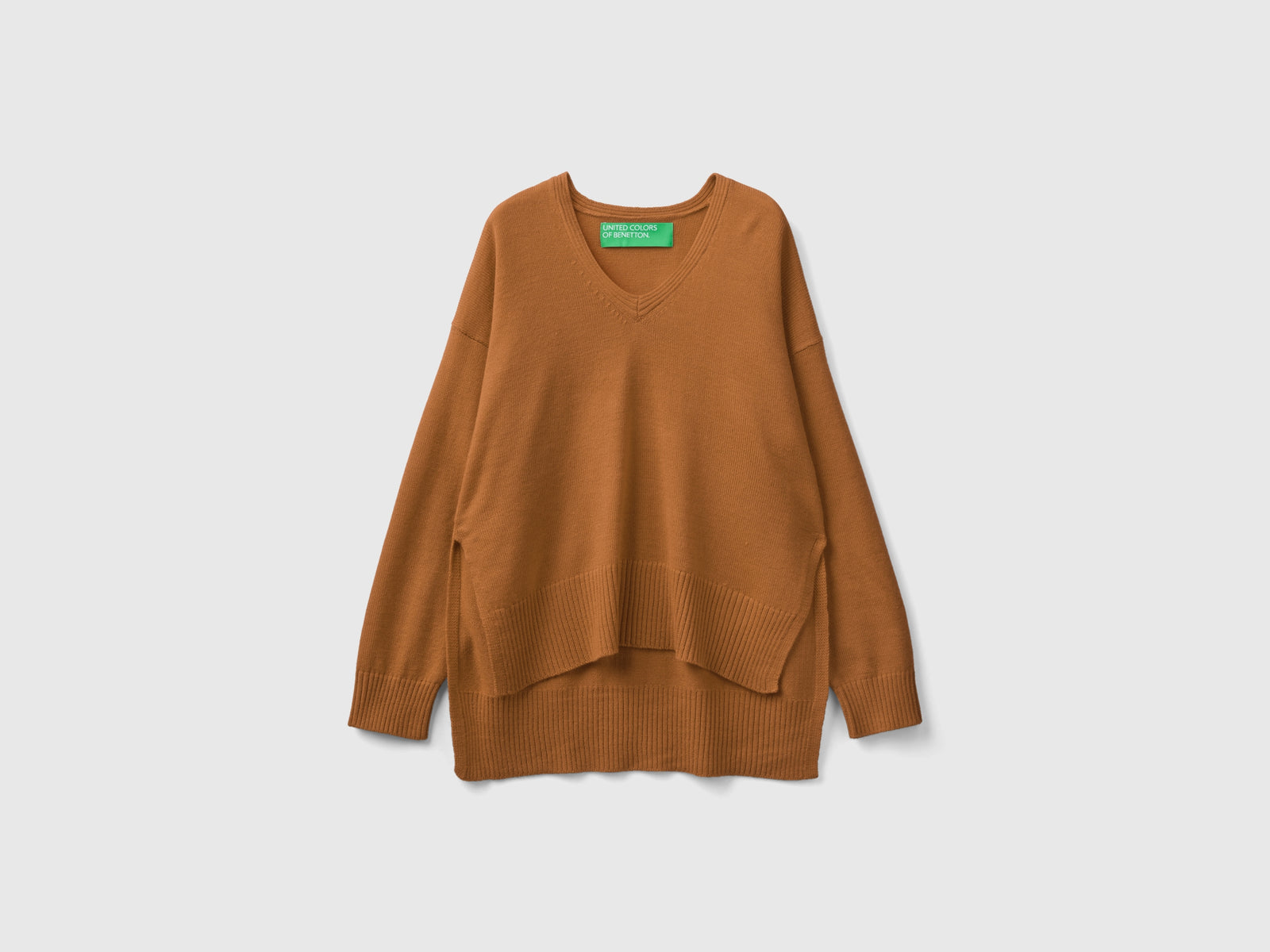 Maglia scollo a V over fit da donna cammello | Benetton Outlet