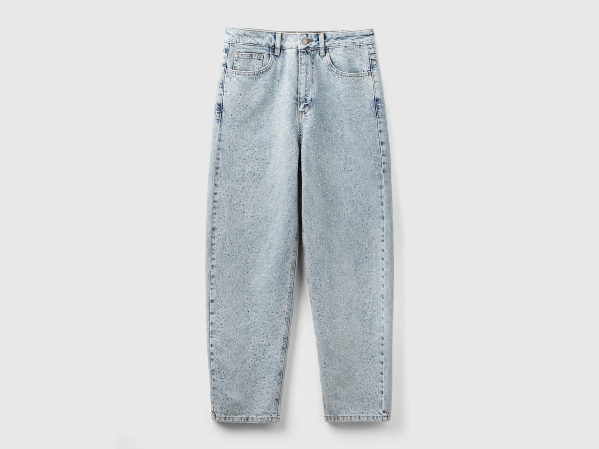Jeans carrot fit con strass