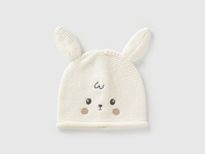 Cappellino crochet con applicazioni