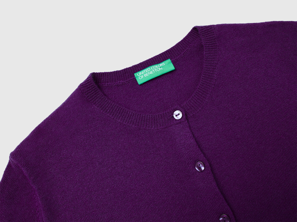 Cardigan girocollo viola in pura lana Merino