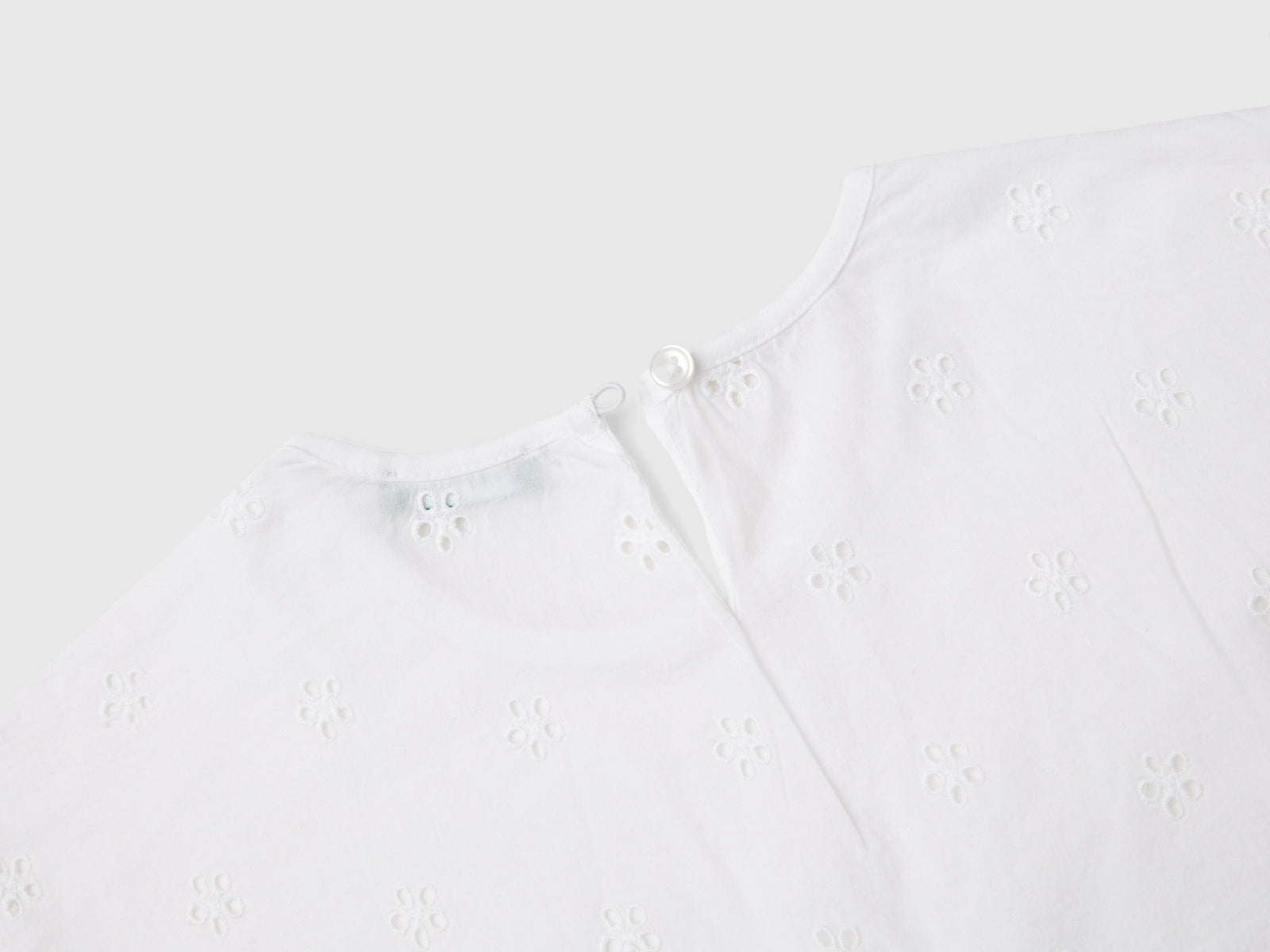 T-shirt con rouches e ricami sangallo da bimba bianco 2 | Benetton Outlet