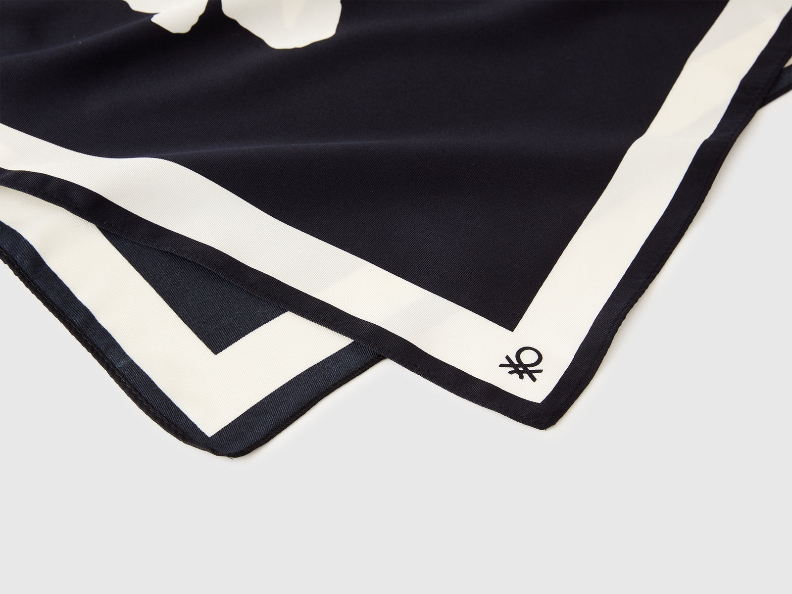 Foulard con stampa fiori da donna nero 2 | Benetton Outlet