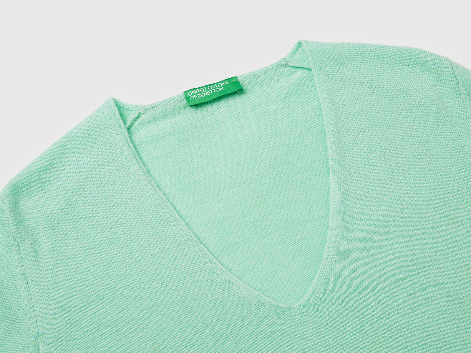 Maglione con scollo a V in pura lana Merino da donna verde chiaro 3 | Benetton Outlet