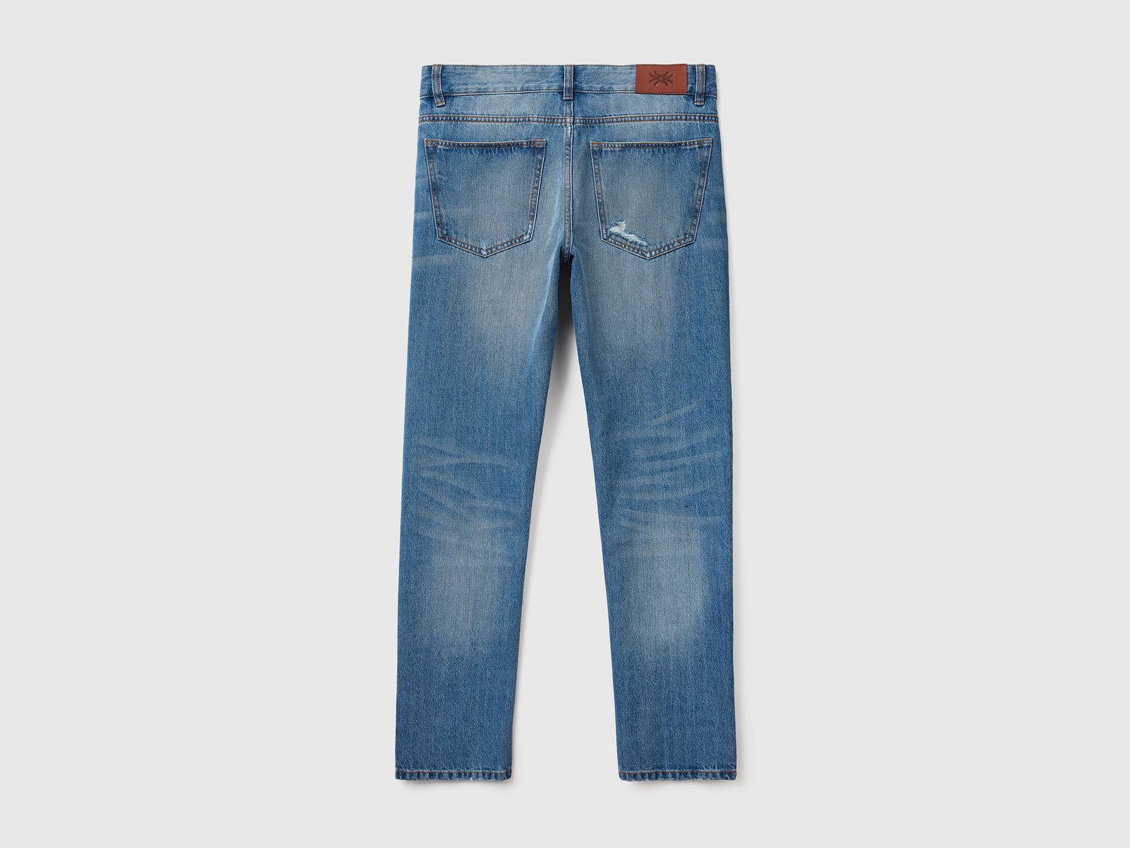 Jeans straight con rotture da uomo celeste 2 | Benetton Outlet