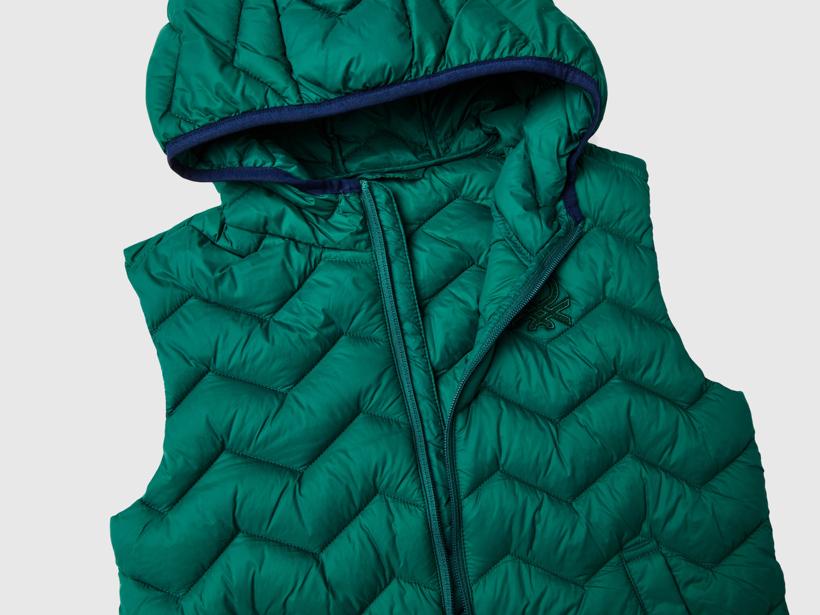 Gilet imbottito con cappuccio da bambino verde scuro 3 | Benetton Outlet