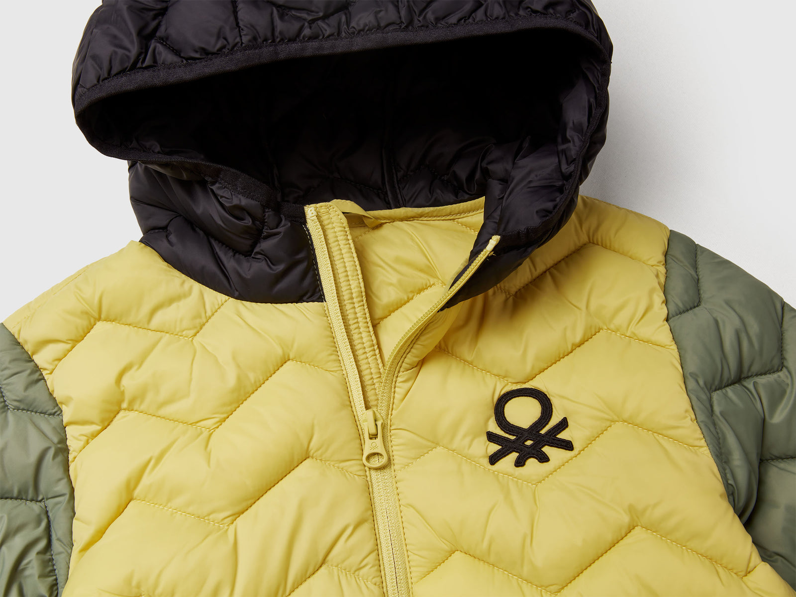 Giubbotto imbottito con cappuccio da bambino verde oliva 3 | Benetton Outlet