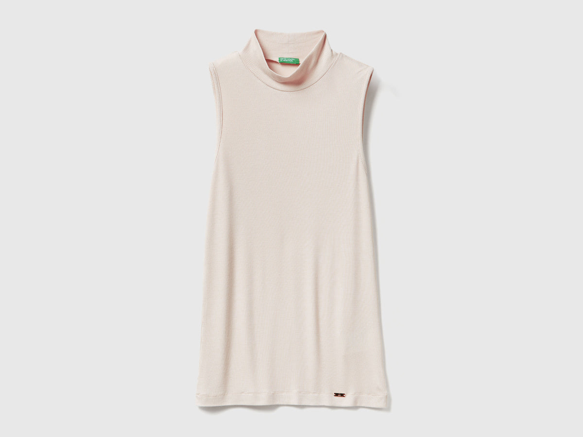 T-shirt smanicata con collo alto
