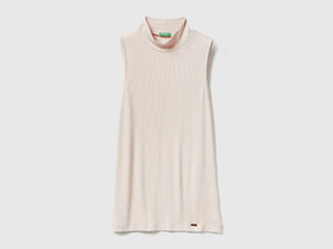 T-shirt smanicata con collo alto