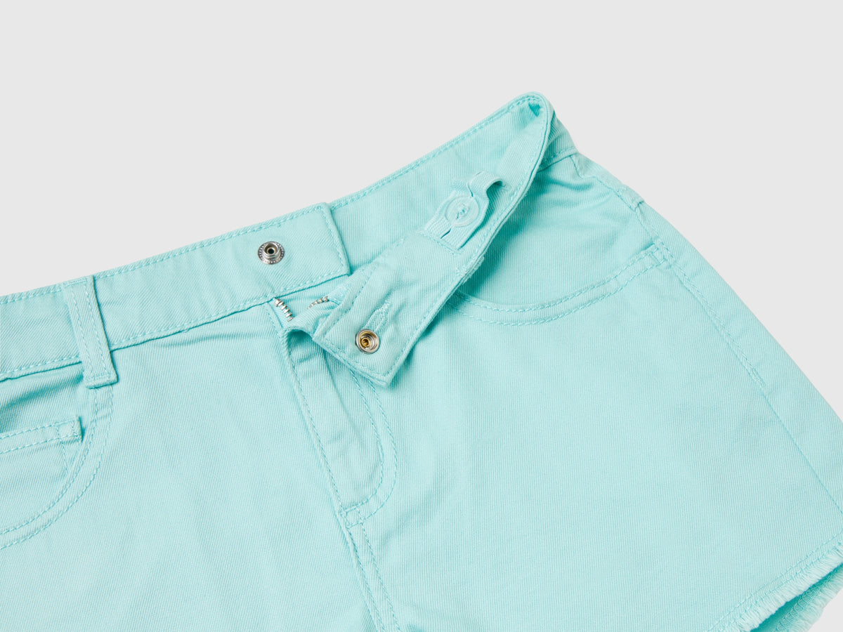 Shorts sfrangiati in cotone stretch