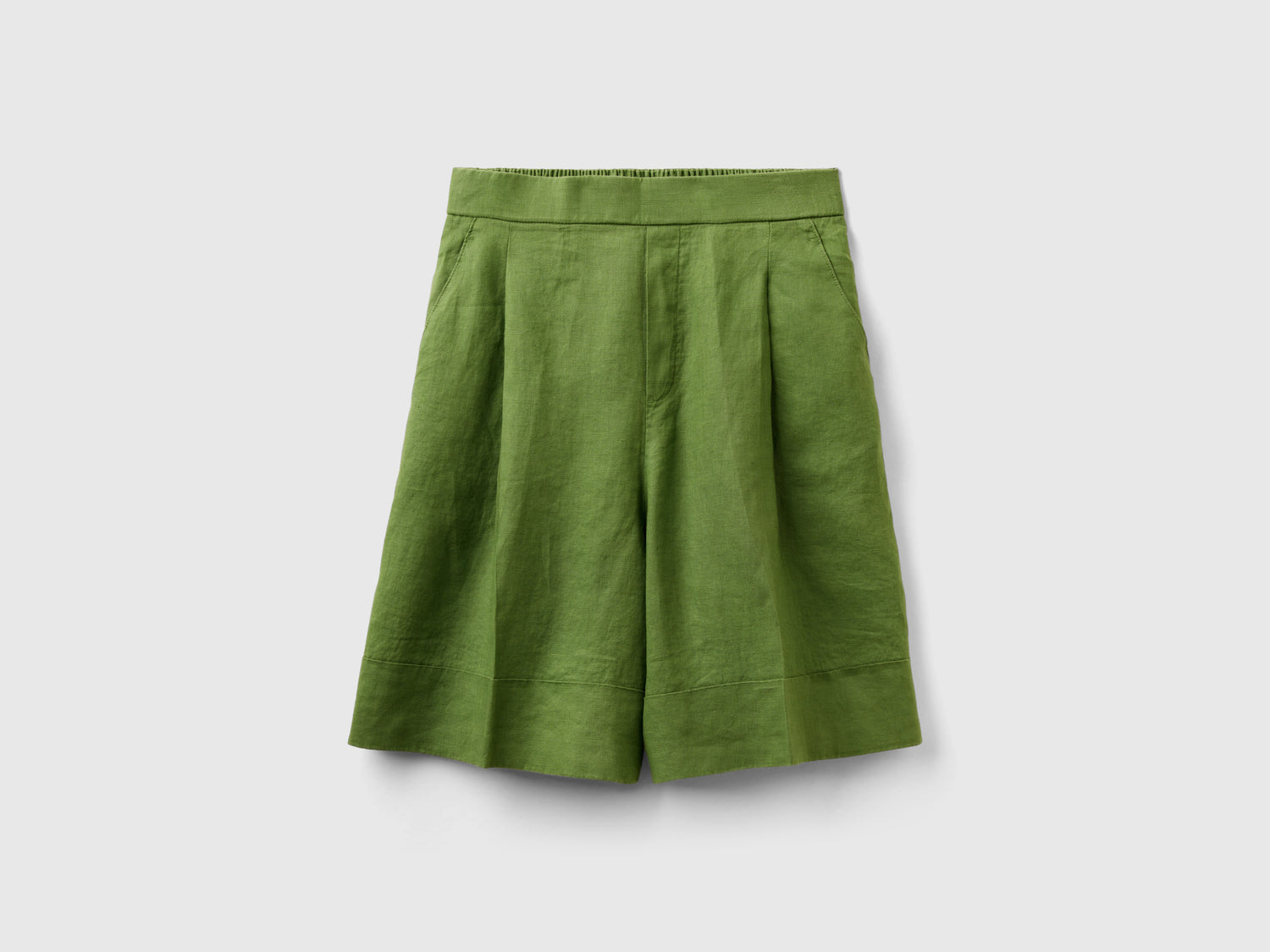 Bermuda 100% lino con risvolto da donna verde militare | Benetton Outlet